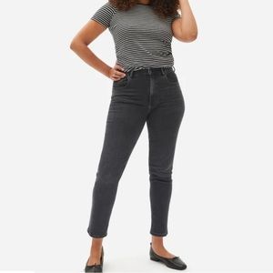 Everlane Curvy Cheeky Straight Jean in Washed Black